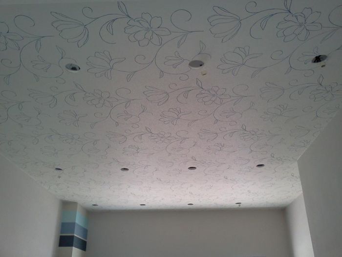 потолок оклеенный обоями под покраску